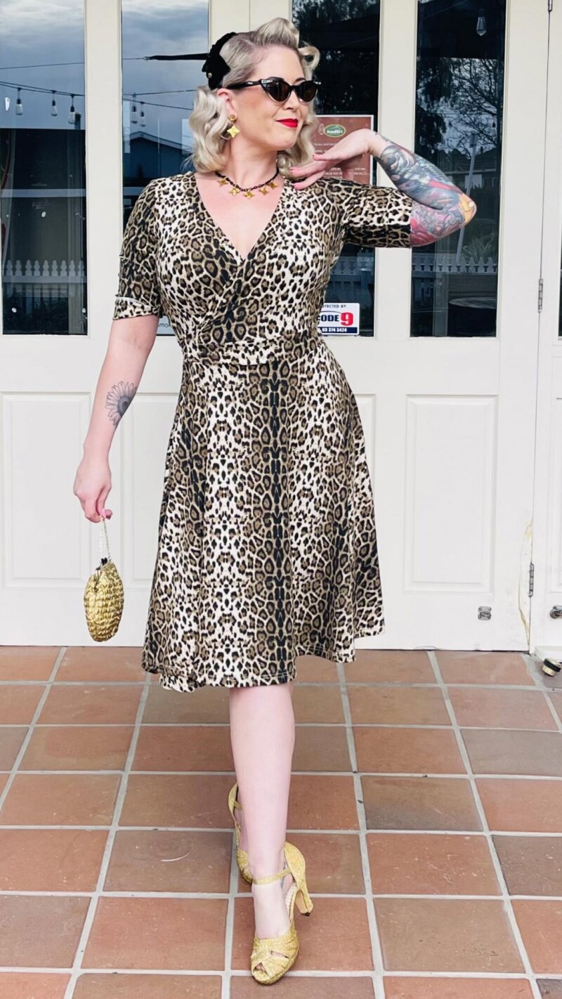 Kleid günstig Kaufen-Matilda Swing-Kleid im Leoparden-Look. Matilda Swing-Kleid im Leoparden-Look . 
